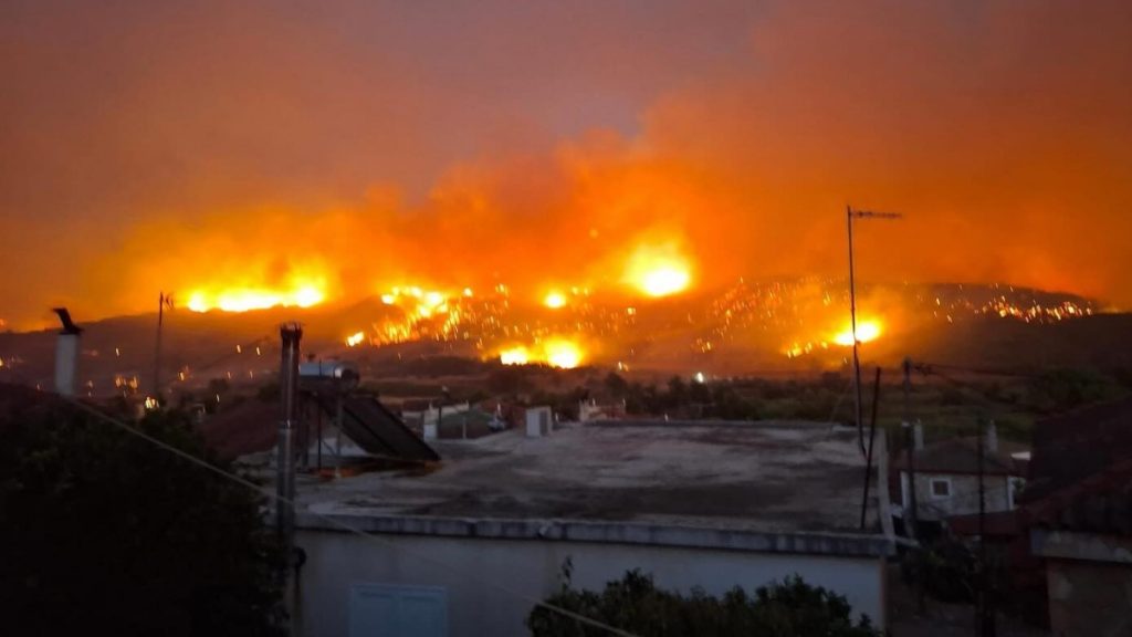 Φωτιά στο Χελιδόνι Ηλείας: Ολονύχτια μάχη με τις φλόγες – Συνεχόμενα μηνύματα του 112 για εκκενώσεις οικισμών