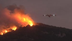 Φωτιά στην Κερατέα: Συγκλονιστικές εικόνες από τις επιχειρήσεις των εναέριων μέσων – Επιχείρησαν με αναμμένα τα φώτα πτήσης