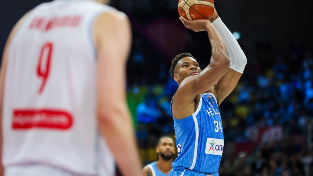 EuroBasket 2025: “Δώστε τον τίτλο στην Ελλάδα” – Το τρίποντο του Γιάννη Αντετοκούνμπο και η αποθέωση από τη FIBA