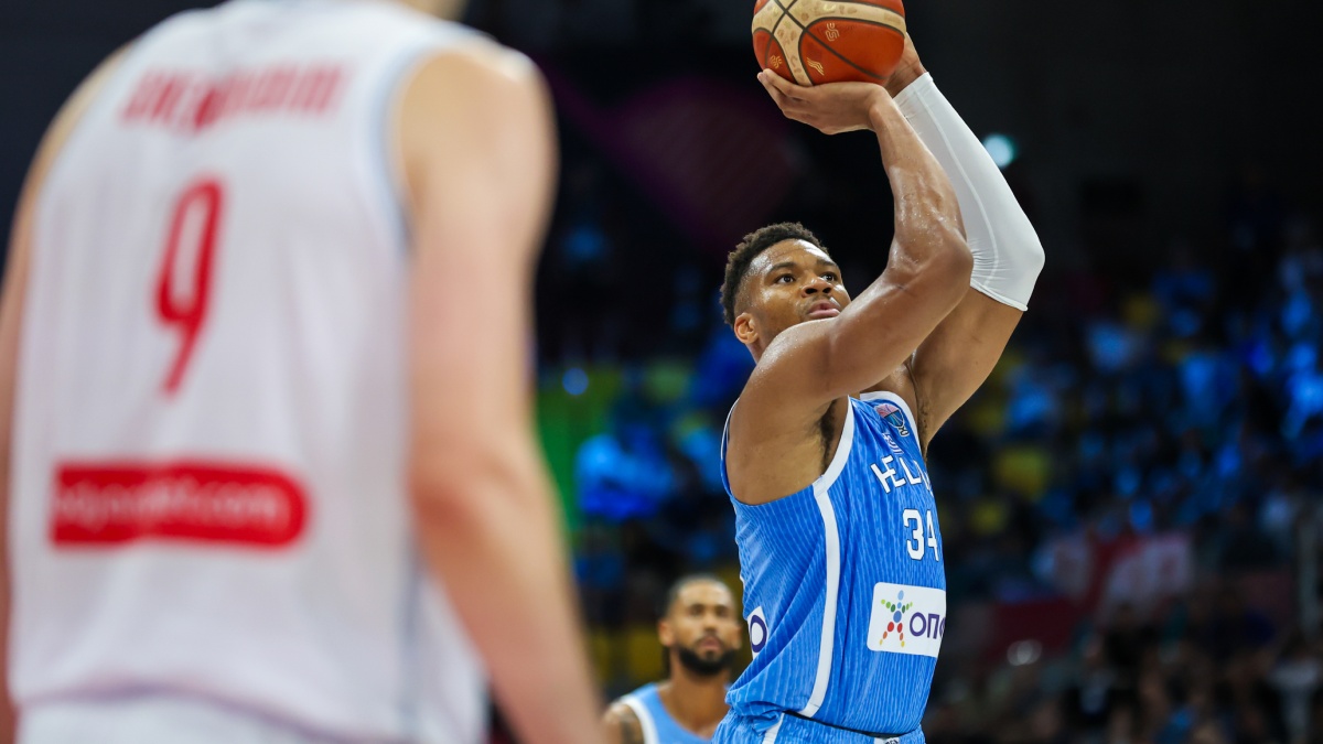 EuroBasket 2025: “Δώστε τον τίτλο στην Ελλάδα” – Το τρίποντο του Γιάννη Αντετοκούνμπο και η αποθέωση από τη FIBA