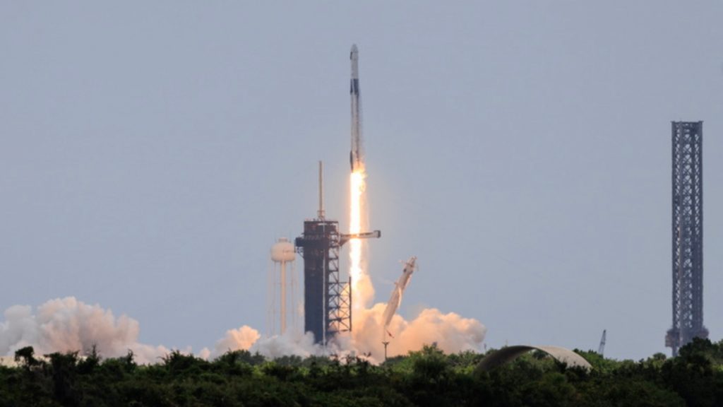 ΗΠΑ: Εκτόξευση του διαστημοπλοίου Dragon της SpaceX με διεθνές πλήρωμα προς τον Διεθνή Διαστημικό Σταθμό