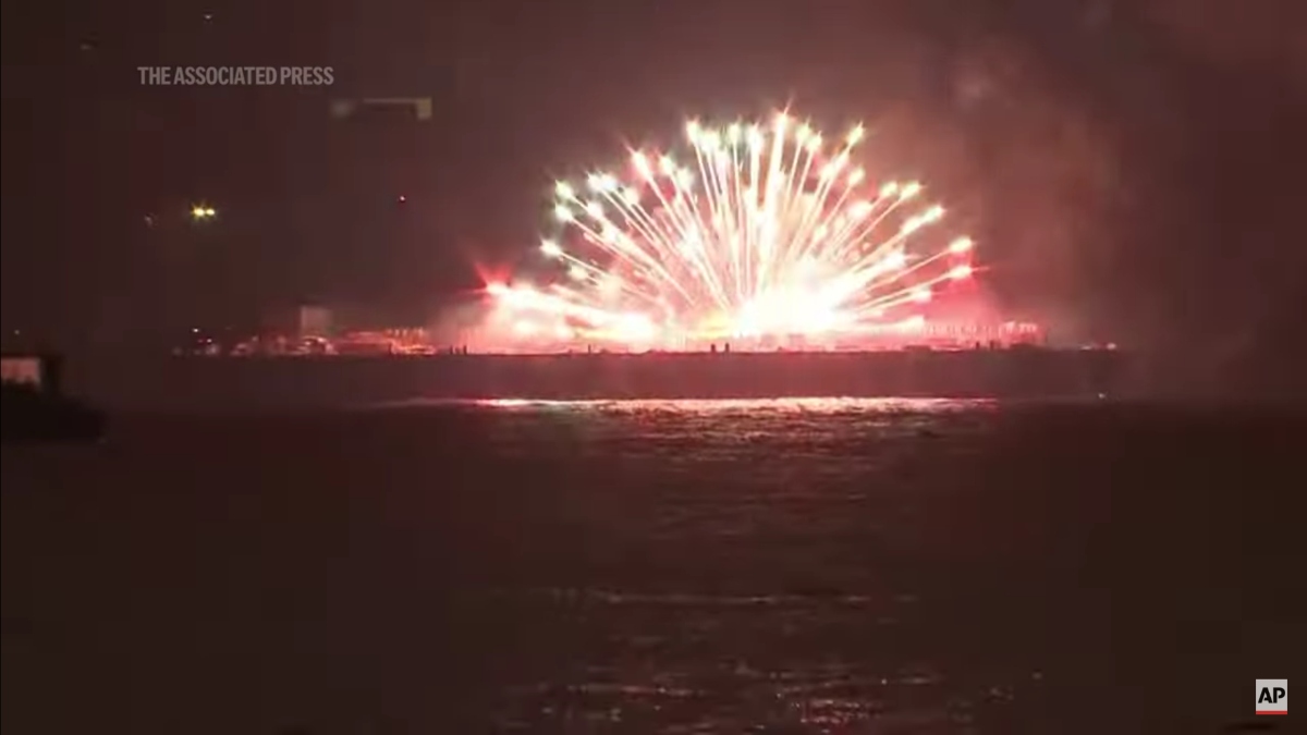 Σοκ στην Ιαπωνία: Ατύχημα σε φεστιβάλ με πυροτεχνήματα – Πλοία τυλίχθηκαν στις φλόγες