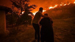 Φωτιά στην Ηλεία: Δραματικές εικόνες – Εκκενώνονται οικισμοί και δίνεται μάχη με τις φλόγες (Βίντεο – Φωτογραφίες)