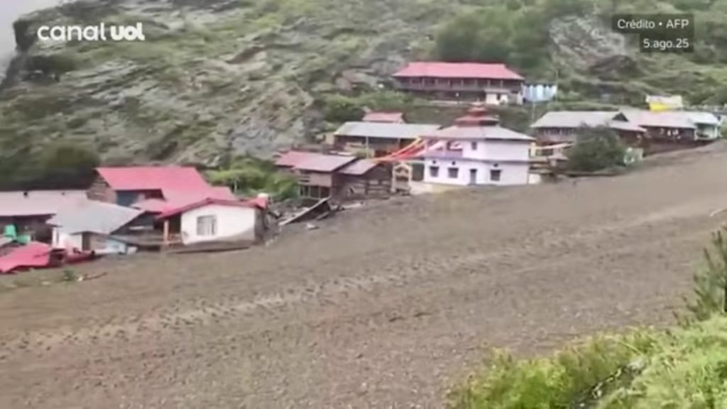 Τραγωδία στην Ινδία: Πλημμύρα παρέσυρε ολόκληρο χωριό – Τουλάχιστον 4 νεκροί (βίντεο)