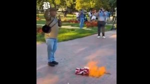 Λευκός Οίκος: Συνελήφθη διαδηλωτής που έβαλε φωτιά σε σημαία των ΗΠΑ (βίντεο)