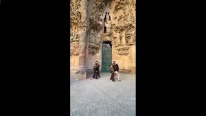 Ισπανία: Κλιματικές ακτιβίστριες «βάφουν» κόκκινη τη Σαγράδα Φαμίλια (Βίντεο)