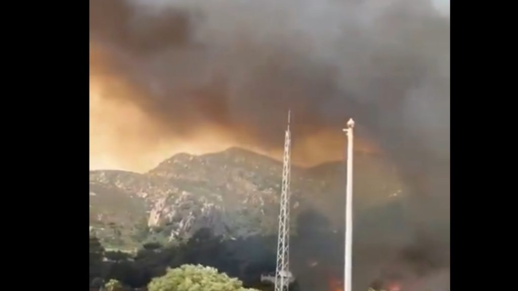 Μεγάλη πυρκαγιά στην Ισπανία – Απομακρύνονται τουρίστες από ξενοδοχεία και κατασκηνώσεις (βίντεο+φωτογραφίες)
