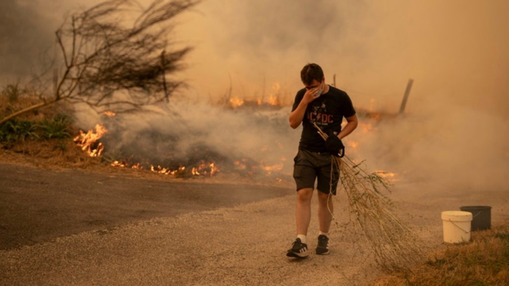 Ισπανία: Μαίνονται οι πυρκαγιές στη χώρα – Νεκρός ένας πυροσβέστης μετά από ανατροπή  οχήματος