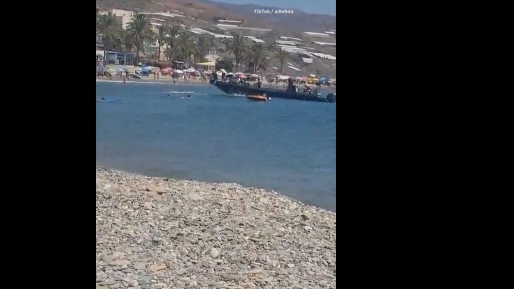 Ισπανία: Μετανάστες αποβιβάζονται σε παραλία και λουόμενοι τους καταδιώκουν (βίντεο)