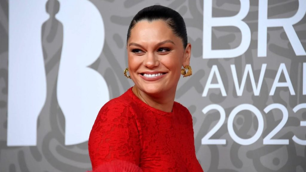 Η Jessie J αναβάλλει την περιοδεία της για να υποβληθεί σε δεύτερη εγχείρηση για καρκίνο του μαστού