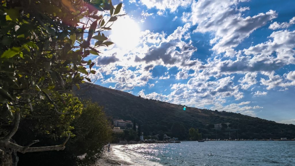 Καιρός: Υποχωρούν οι βροχές, ενισχύονται οι άνεμοι – Πολύ υψηλός ο κίνδυνος πυρκαγιάς σε έξι περιοχές