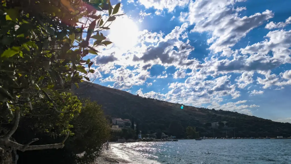 Καιρός αύριο: Αραιές νεφώσεις και μικρή άνοδος της θερμοκρασίας