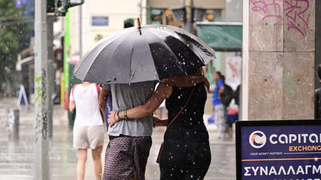 Καιρός: Ξαφνική μπόρα στο κέντρο της Αθήνας – Έγιναν μούσκεμα ανυποψίαστοι πολίτες (Εικόνες)