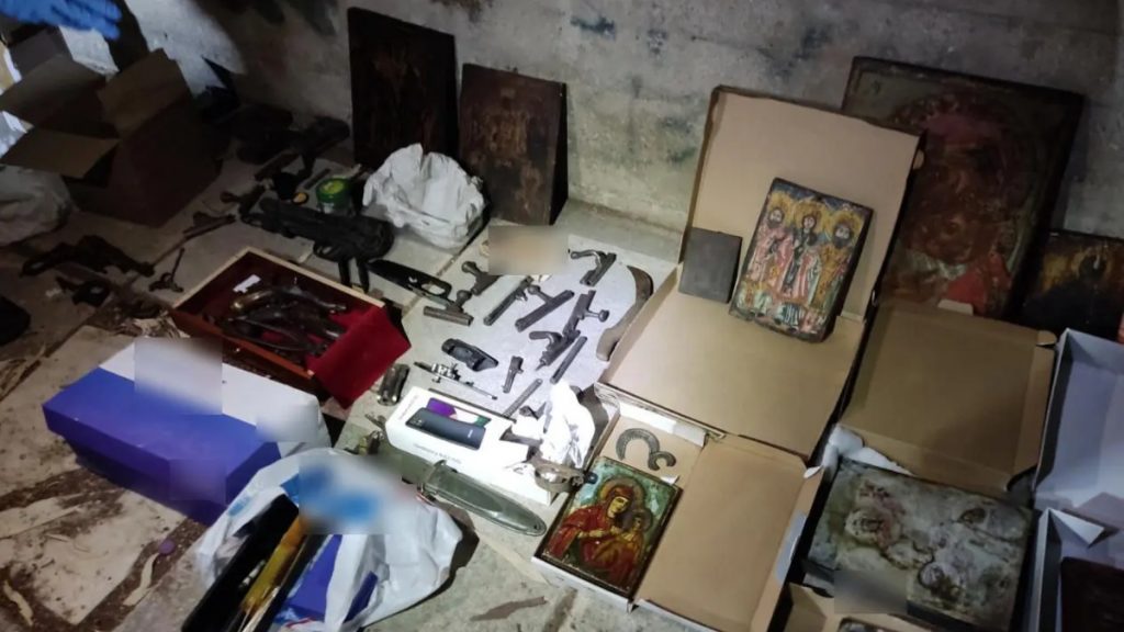 Καισαριανή: Δείτε φωτογραφίες από το οπλοστάσιο που βρέθηκε σε κάδο απορριμμάτων – Ψάχνουν DNA και αποτυπώματα
