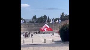 Παναθηναϊκός – Σάμσουνσπορ: Οπαδός της Σάμσουνσπορ ανάρτησε σημαία με τον Κεμάλ Ατατούρκ στο Καλλιμάρμαρο (βίντεο)