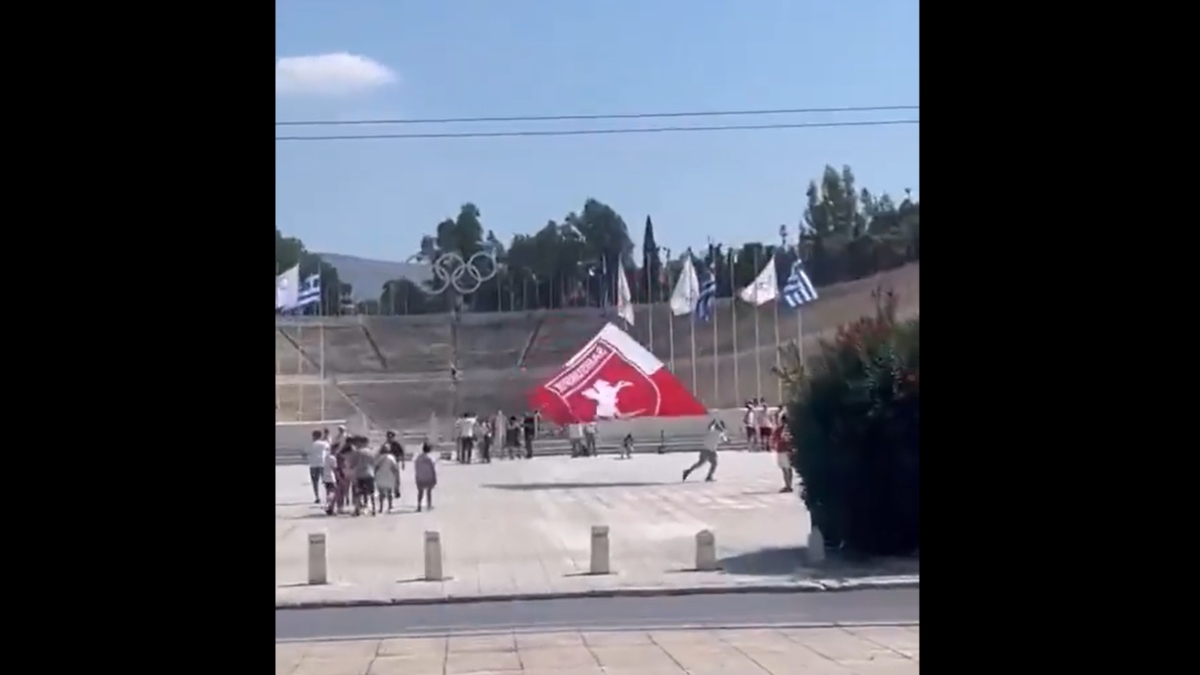 Παναθηναϊκός – Σάμσουνσπορ: Οπαδός της Σάμσουνσπορ ανάρτησε σημαία με τον Κεμάλ Ατατούρκ στο Καλλιμάρμαρο (βίντεο)