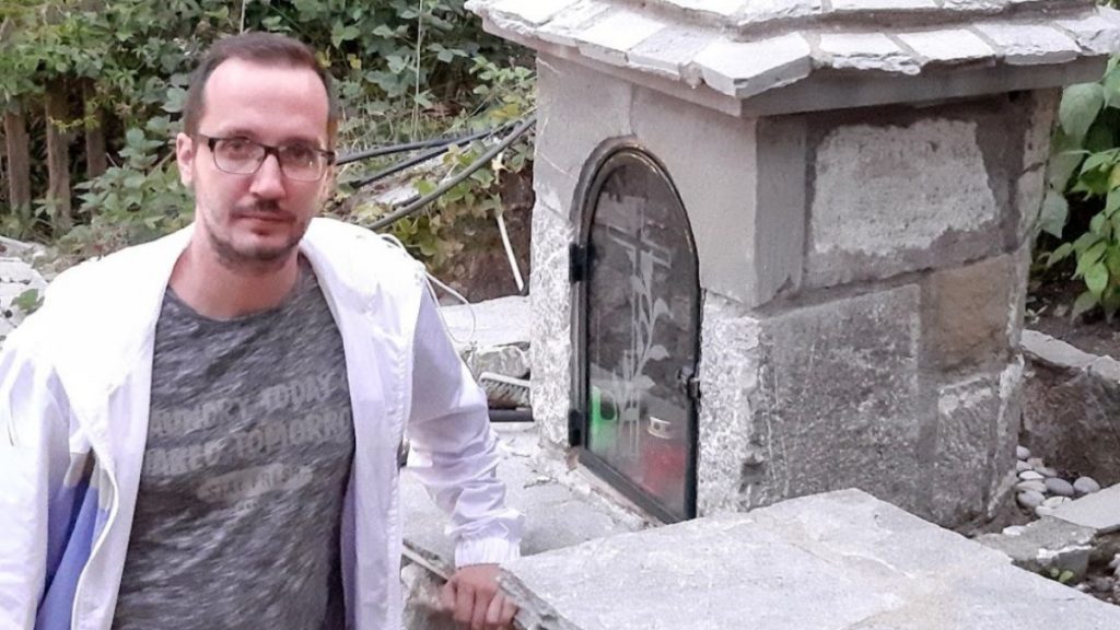 Βασίλης Καλογήρου: Η αινιγματική ανάρτηση της μητέρας του για τον θάνατό του – “Ξέρουν ότι εμείς ξέρουμε ότι λένε ψέματα…”