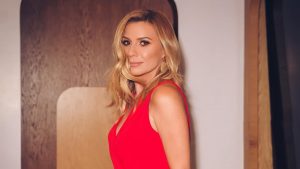 Κατερίνα Καραβάτου: Επέστρεψε στο «Καλοκαίρι παρέα» και αποκάλυψε το απρόοπτο με το μάτι της