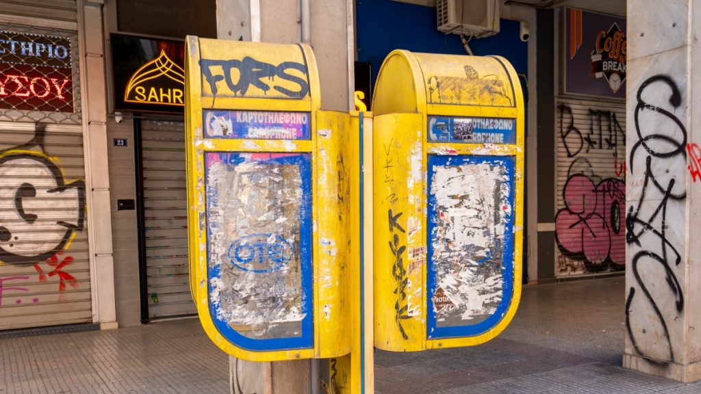 Δήμος Αθηναίων: Ξήλωσε δεκάδες εγκαταλελειμμένα καρτοτηλέφωνα από τα πεζοδρόμια (φωτογραφίες)