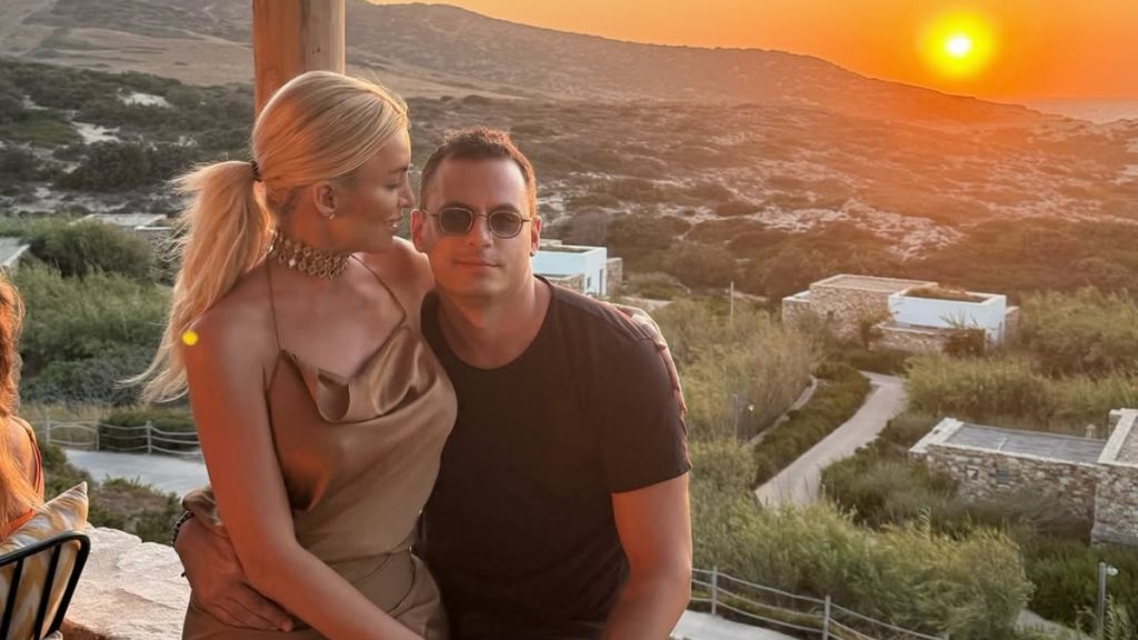 Κατερίνα Καινούργιου: Για ρομαντικό δείπνο με τον σύντροφό της, Παναγιώτη Κουτσουμπή στην Πάρο (pic)