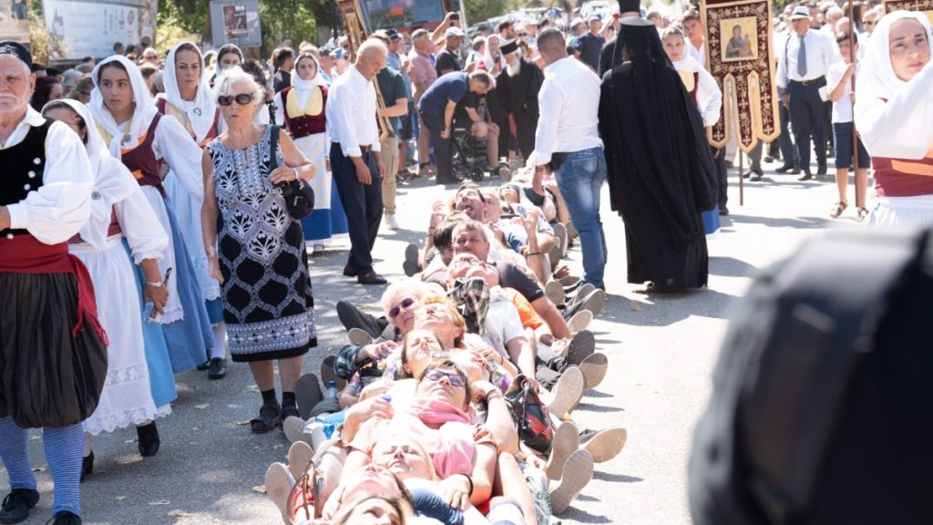 Κεφαλονιά: Εκατοντάδες πιστοί τίμησαν τον Άγιο Γεράσιμο ξαπλώνοντας στο έδαφος (Βίντεο)