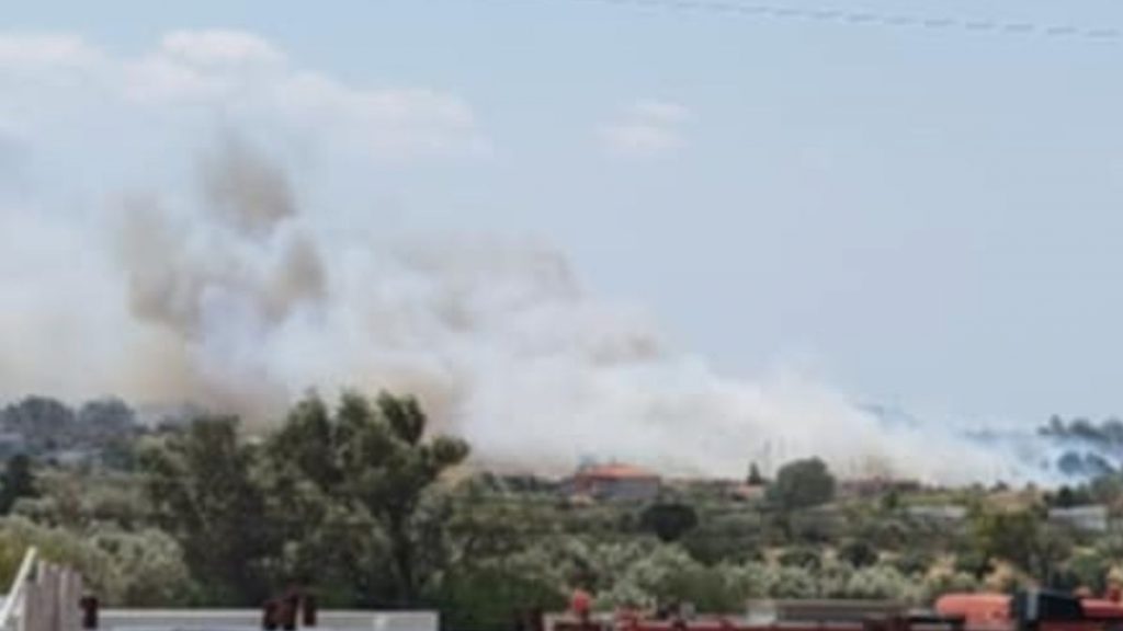 Πυρκαγιά σε ξερά χόρτα στο Τογάνι Κερατέας