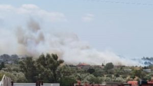 Πυρκαγιά στο Μανούτσο Κερατέας – Σηκώθηκαν 18 εναέρια μέσα, μήνυμα από το 112 για εκκένωση δύο οικισμών