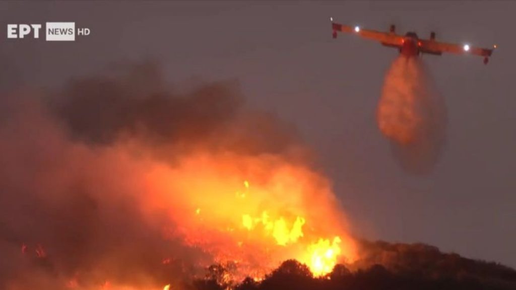 Η ηρωική πτήση πιλότου Canadair που έκανε νυχτερινή ρίψη στην Κερατέα – Δείτε το εντυπωσιακό βίντεο