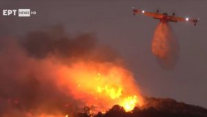 Η ηρωική πτήση πιλότου Canadair που έκανε νυχτερινή ρίψη στην Κερατέα – Δείτε το εντυπωσιακό βίντεο