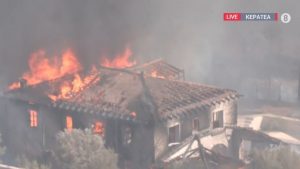 Ανεξέλεγκτο το μέτωπο της φωτιάς στην Κερατέα – Καίγονται σπίτια, μπαράζ μηνυμάτων του 112 για εκκενώσεις