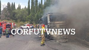 Φωτιά σε τουριστικό λεωφορείο στην Κέρκυρα – Σώοι οι 50 επιβαίνοντες (Βίντεο + Εικόνα)