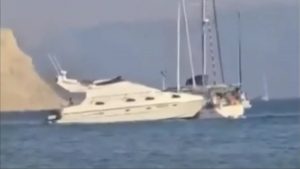 Κέρκυρα: Ταχύπλοο χτύπησε ιστιοφόρα – Τρόμος στους κολυμβητές που ήταν στο σημείο (Βίντεο)