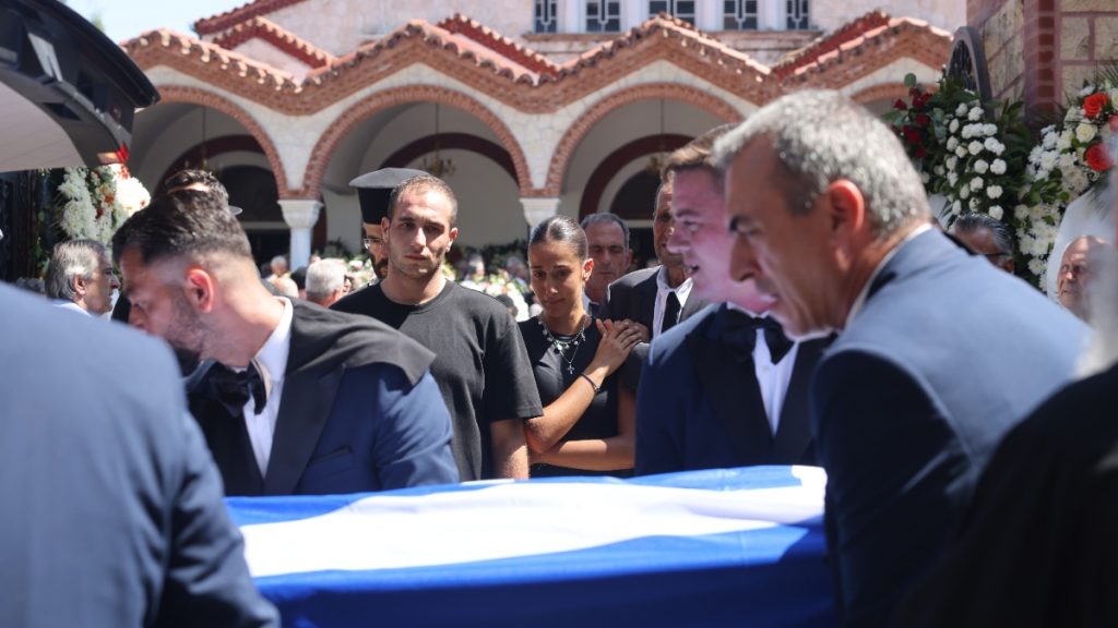 Απ. Βεσυρόπουλος: Σε κλίμα βαθιάς συγκίνησης η κηδεία του – «Ψηλέ θα μας λείψεις», είπε ο πρωθυπουργός στον επικήδειο (Εικόνες)