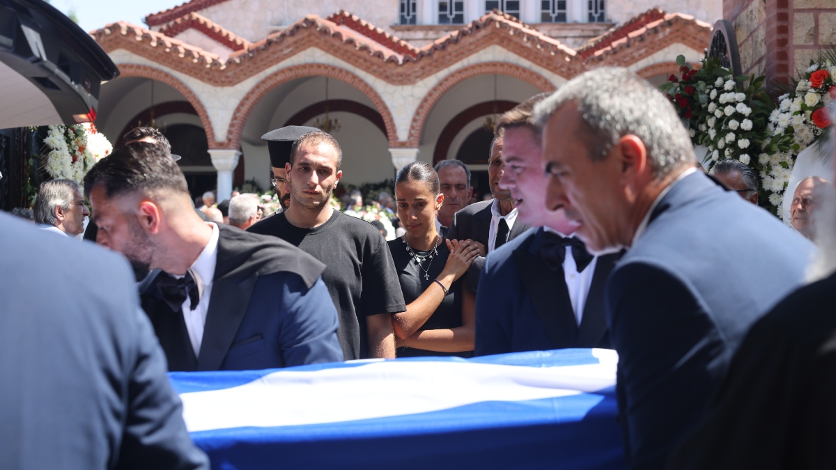 Απ. Βεσυρόπουλος: Σε κλίμα βαθιάς συγκίνησης η κηδεία του – «Ψηλέ θα μας λείψεις», είπε ο πρωθυπουργός στον επικήδειο (Εικόνες)