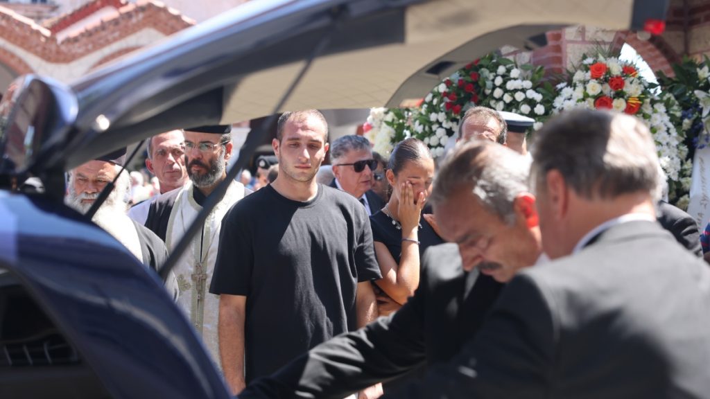 Βαθιά θλίψη στην κηδεία του Απόστολου Βεσυρόπουλου: «Θα μας λείψεις ψηλέ», είπε ο πρωθυπουργός στον επικήδειο (Εικόνες)
