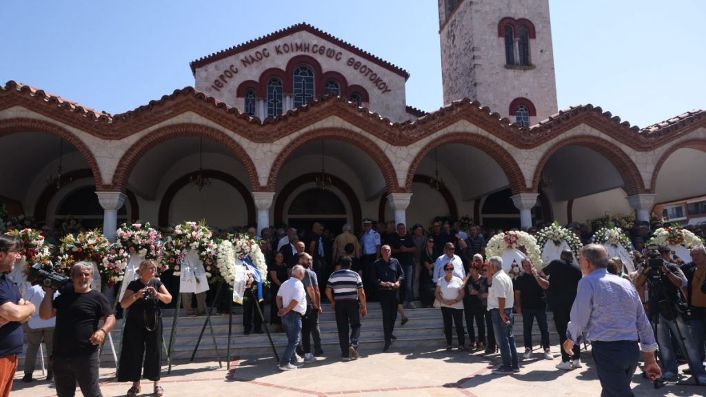 Απόστολος Βεσυρόπουλος: Πλήθος κόσμου στο τελευταίο αντίο – Τυλιγμένο με την ελληνική σημαία το φέρετρό του (Εικόνες & Βίντεο)