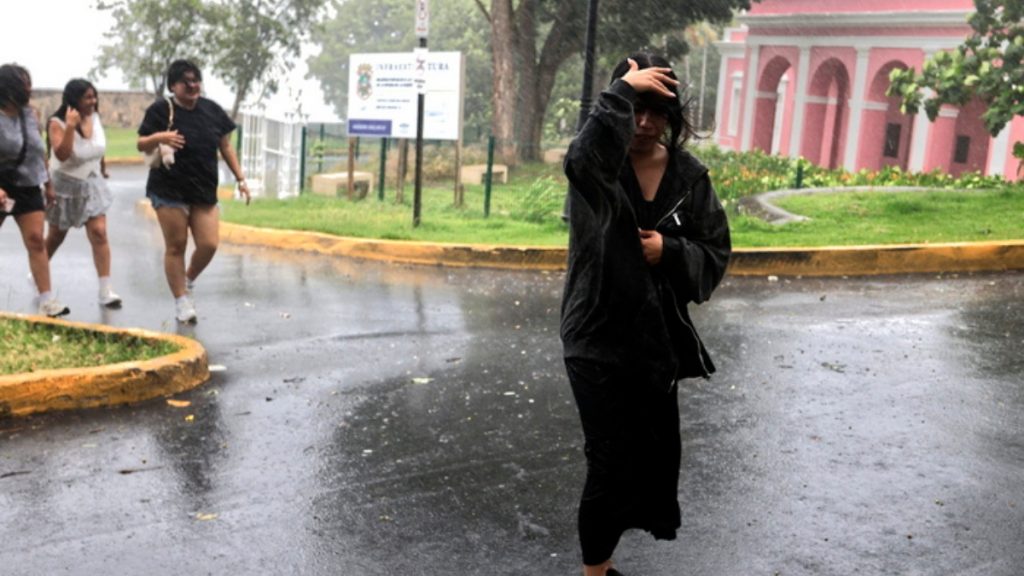 ΗΠΑ: Ενισχύεται ξανά στην κατηγορία 4 ο κυκλώνας Έριν – Απειλεί τις Μπαχάμες
