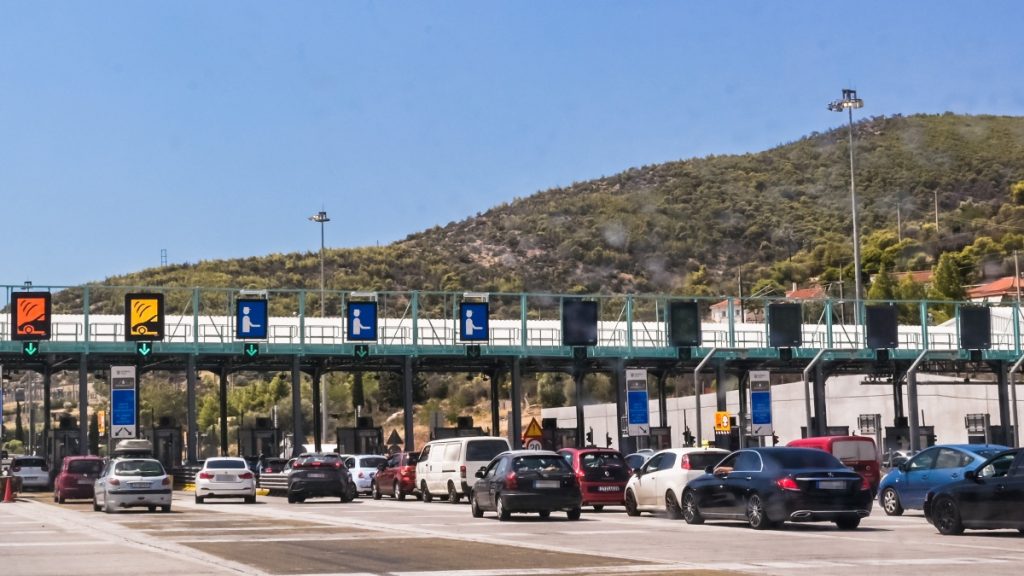 Επιστρέφουν οι αδειούχοι του Αυγούστου: Αυξημένη κίνηση προς Αθήνα, δυσχέρεια σε Ελευσίνα και Μέγαρα (Εικόνες)