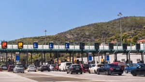 Επιστρέφουν οι αδειούχοι του Αυγούστου: Αυξημένη κίνηση προς Αθήνα, δυσχέρεια σε Ελευσίνα και Μέγαρα (Εικόνες)