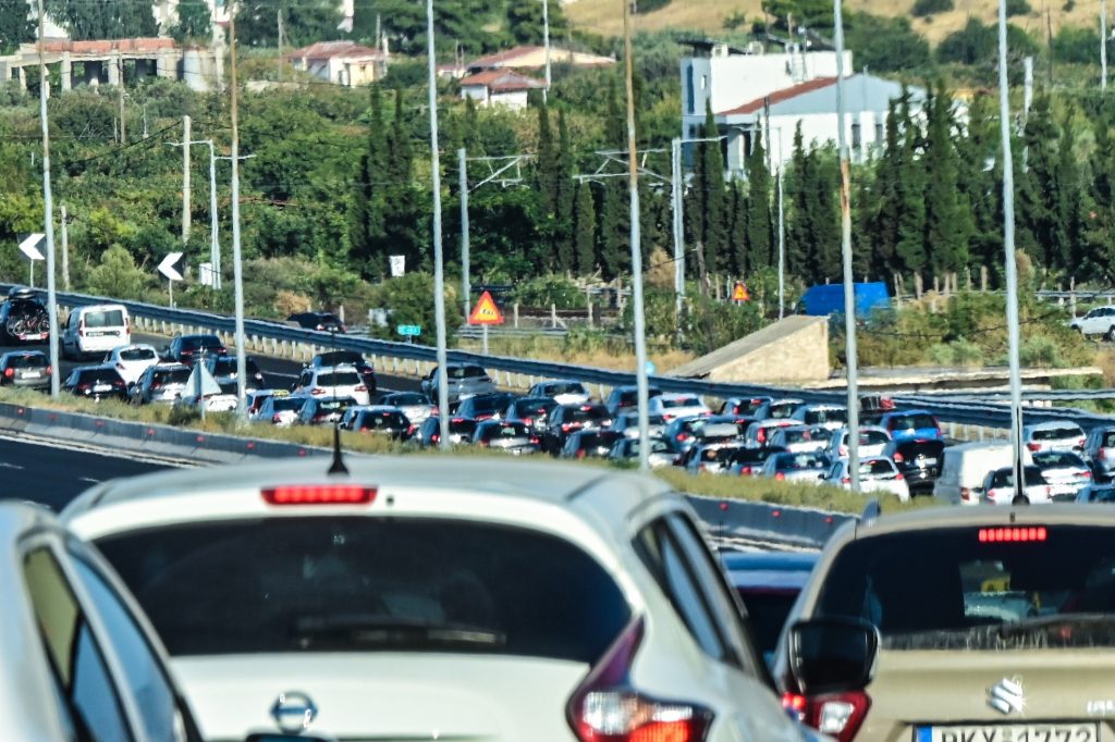 Σε εξέλιξη η μαζική επιστροφή αδειούχων – Μποτιλιαρίσματα στην Αθηνών – Κορίνθου –  Δείτε live πού υπάρχει κίνηση
