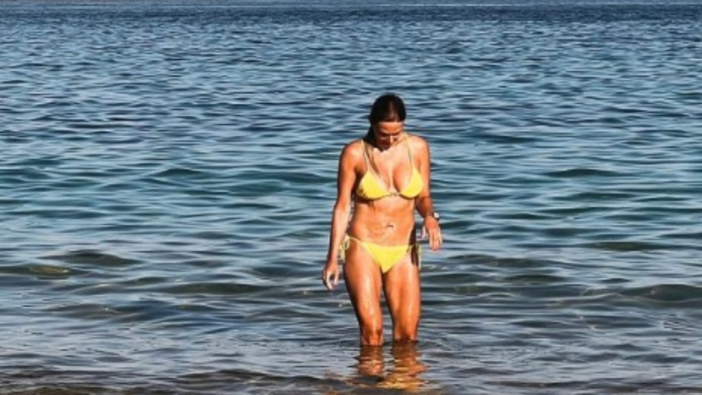 Έλλη Κοκκίνου: Ποζάρει με κίτρινο μπικίνι σε παραλία της Σερίφου