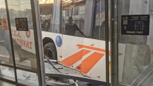ΚΤΕΛ Χαλκιδικής: «Λύθηκε» χειρόφρενο λεωφορείου και προσέκρουσε σε κτίριο