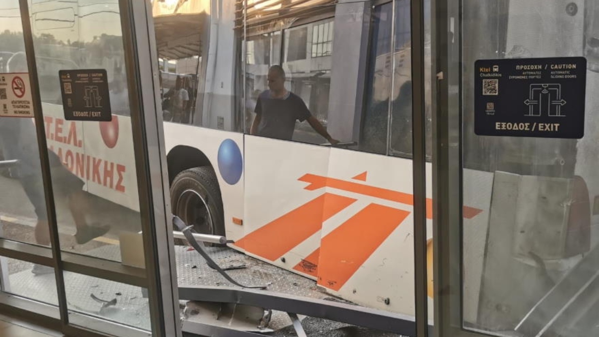 ΚΤΕΛ Χαλκιδικής: «Λύθηκε» χειρόφρενο λεωφορείου και προσέκρουσε σε κτίριο