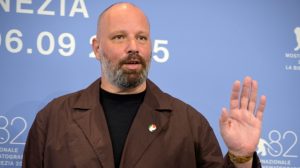 Γιώργος Λάνθιμος: Εμφανίστηκε στο Φεστιβάλ Βενετίας με παλαιστινιακή σημαία στο πέτο