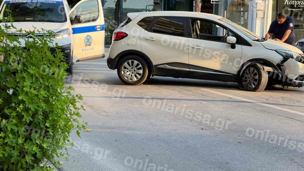 Λάρισα: Σοβαρό τροχαίο με σύγκρουση 2 ΙΧ – Μεταφέρθηκαν στον νοσοκομείο μία μητέρα και το παιδί της (Εικόνες)