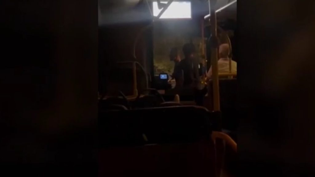 Χαμός σε λεωφορείο: Επιβάτης την…έπεσε σε οδηγό – “Με κλώτσησε και μου έριξε μπουνιές” (Βίντεο)