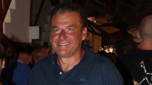 Γιώργος Λιάγκας: Βόλτες στα σοκάκια της Μυκόνου χωρίς την Μαρία Αντωνά – Δείτε βίντεο