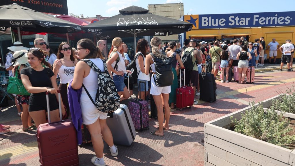 Πειραιάς: Κολλημένοι στο λιμάνι χιλιάδες επιβάτες λόγω του απαγορευτικού (Εικόνες +Βίντεο)