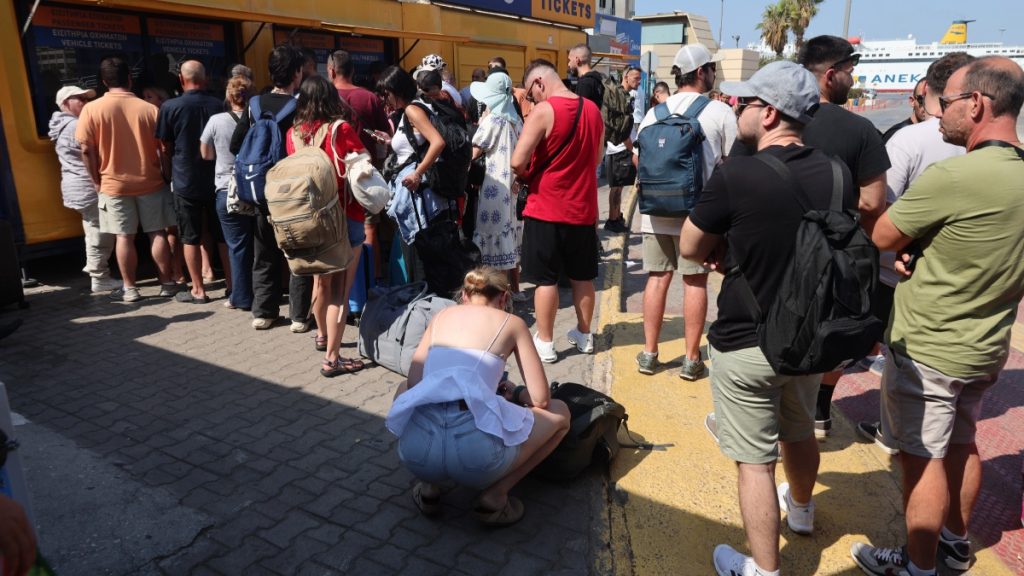 Στις 16:00 αναχωρούν από το λιμάνι του Πειραιά τα πλοία για Κυκλάδες – Μεγάλη ταλαιπωρία και… έξτρα έξοδα για τους επιβάτες