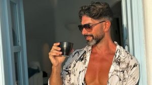 Σπύρος Μαρτίκας: Τον «τσάκωσαν» στην Πάρο με εντυπωσιακή ξανθιά στο πλευρό του – Δείτε βίντεο